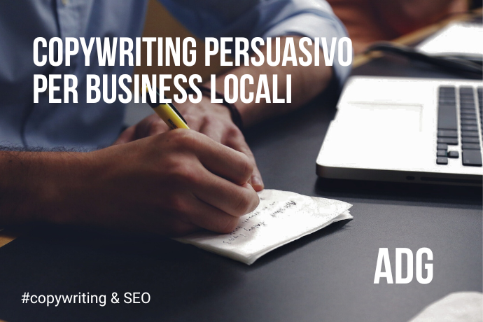 Copywriter che scrive contenuti persuasivi al computer