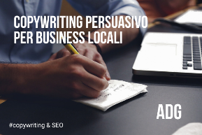 Copywriter che scrive su blocchetto appunti